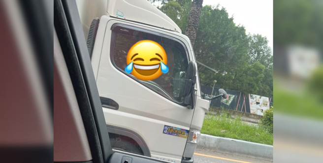 大塞车让许多驾驶感到痛苦，但有网友在车阵中目击这一幕，心情豁然开朗。（图／翻摄自爆废公社二馆）