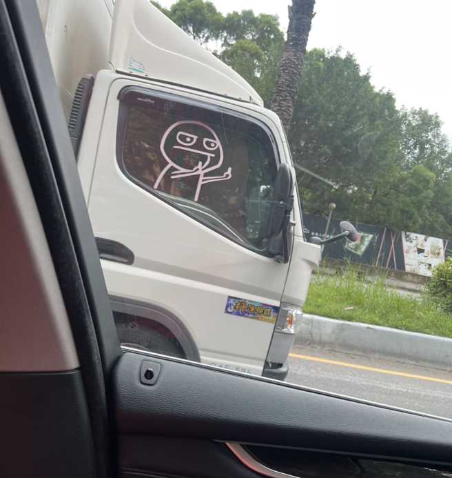 一名驾驶日前遇到大塞车，没想到隔壁车道的车却对他「比中指」。（图／翻摄自爆废公社二馆）