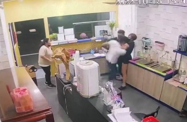 高雄市茄萣区一家饮料店18日晚间发生民眾衝突，郑姓男子与贾姓男子扭打。（民眾提供／林瑞益高雄传真）
