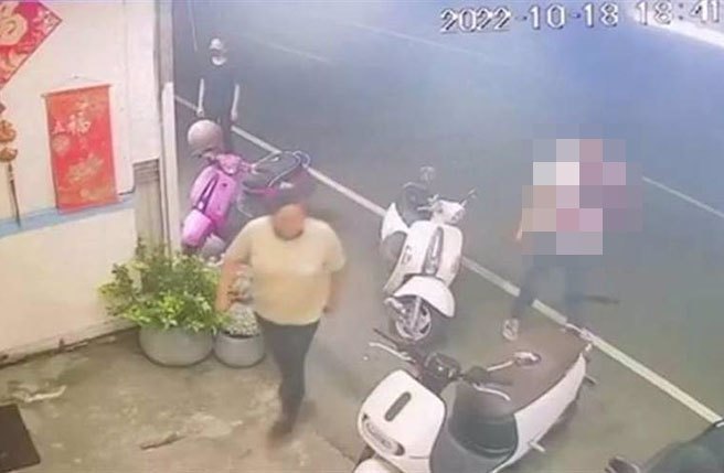 高雄市茄萣区一家饮料店18日晚间发生流血衝突，贾姓男子（右）被人持刀划伤，血液浸溼上衣。（民眾提供／林瑞益高雄传真）