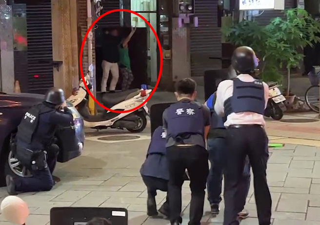 北市万华区19日晚上发生枪击案，万国帮角头邱国隆枪击4人，警匪对峙途中邱男一度挟持人质。（翻摄中天新闻）