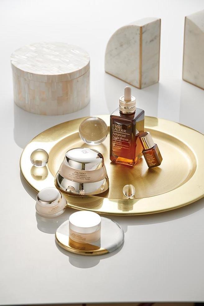 家乐福限量雅诗兰黛特润超导全方位修护露加大周年庆组，100ml X 1瓶＋7mlＸ8瓶原价1万1100元、优惠价3999元，下杀36折。（家乐福提供）