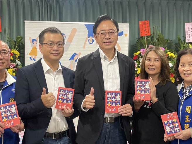 张善政(中)已经成功纠合桃园蓝营基层支持，接下来要看能否藉由辅选将选情炒热。（资料照／吕筱蝉摄）