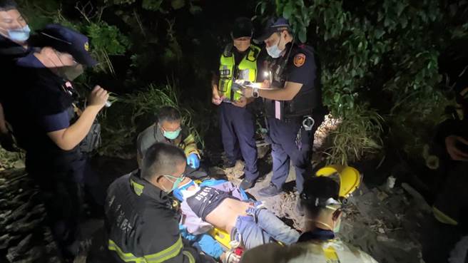 40多岁林姓男子19日深夜23时许开着白色轿车遭台东警方拦检，他竟加速逃逸，警方将他当场逮捕并从找到毒品、已上膛的手枪及4颗子弹。（读者提供／蔡旻妤台东传真）