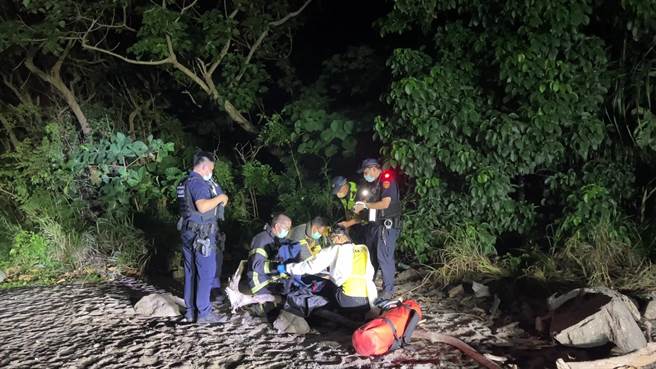 40多岁林姓男子19日深夜23时许开着白色轿车遭台东警方拦检，他竟加速逃逸，警方将他当场逮捕并从找到毒品、已上膛的手枪及4颗子弹。（读者提供／蔡旻妤台东传真）