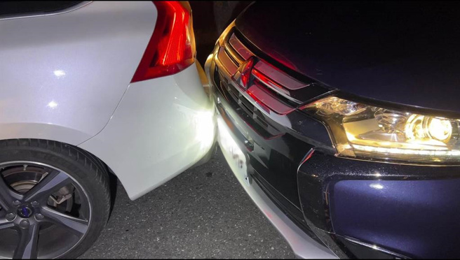 40多岁林姓男子19日深夜23时许开着白色轿车遭台东警方拦检，他竟加速逃逸，警方将他当场逮捕并从找到毒品、已上膛的手枪及4颗子弹。（读者提供／蔡旻妤台东传真）