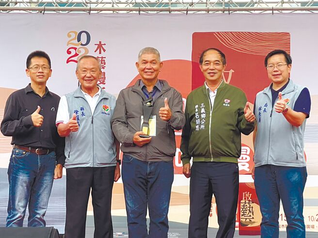 苗栗縣長徐耀昌（左二）為2022三義木雕藝術節揭開序幕。圖／業者提供