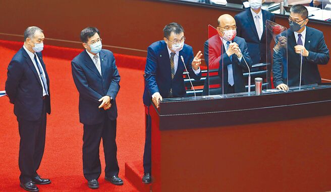 行政院長蘇貞昌（右二）18日率領閣員到立法院備詢，與農委會主委陳吉仲（中）、國防部長邱國正（左一）、教育部長潘文忠（左二）、內政部長徐國勇（右一）同台回答立委的質詢。（季志翔攝）