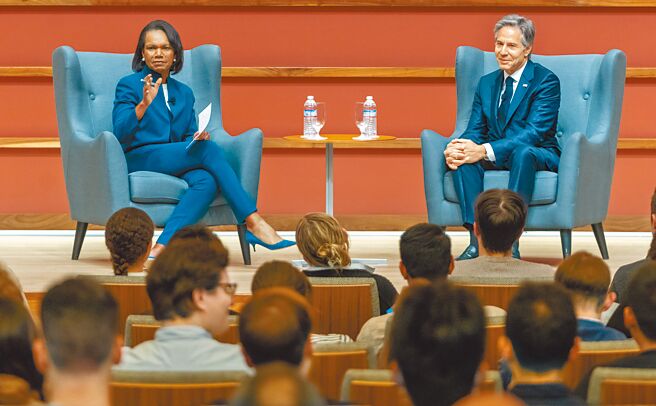 美国国务卿布林肯指出，北京对台湾态度有了变化，即「现状再也无法接受，决心以更快的时间表实现统一」。图为布林肯17日在加州史丹福大学与前国务卿莱斯进行会谈。（摘自美国国务院官网）