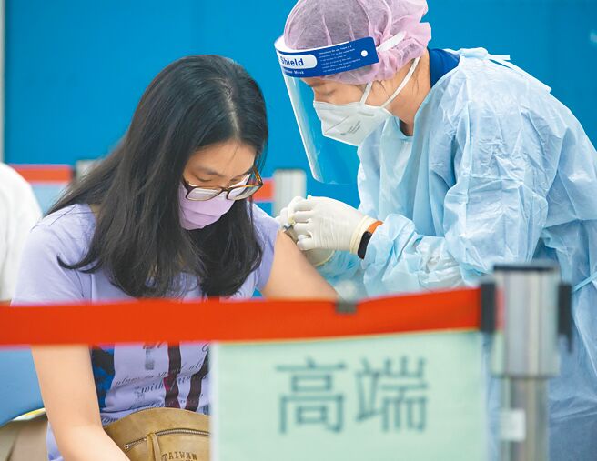 图为去年高端疫苗接种的画面。（本报资料照片）
