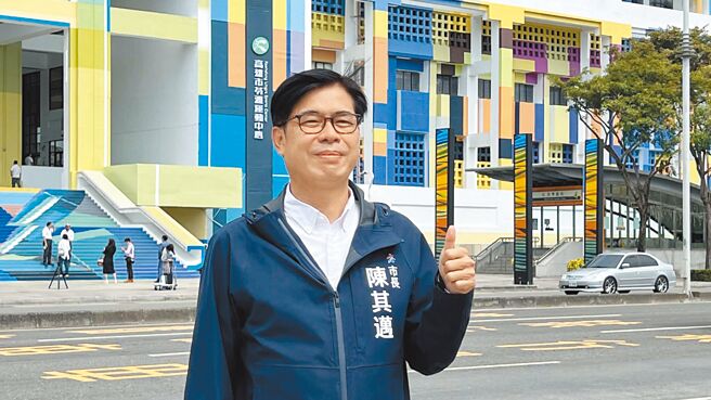 针对蓝营质疑公费读医未尽义务，高雄市长陈其迈18日驳斥，不是事实且已经还款完毕。图为他昨天出席苓雅运动中心彩绘外墙活动。（柯宗纬摄）