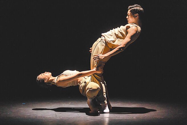 旅歐台灣舞者陳廣軒和盧美云，兩人合力編創的舞作《Voyage》（旅程），這是一支十分仰賴舞者身體重心的舞蹈。（Gregory Batardon攝，陳廣軒提供）