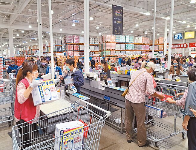 好市多與國泰世華合作10年的聯名卡明年到期，傳出台北富邦銀行搶下發卡權。（陳君瑋攝）