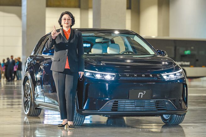 裕隆集團董事長嚴陳莉蓮親自揭曉納智捷首款電動車n7，並預告20日品牌新起點發表會上將展出多輛純電產品。（裕隆提供）