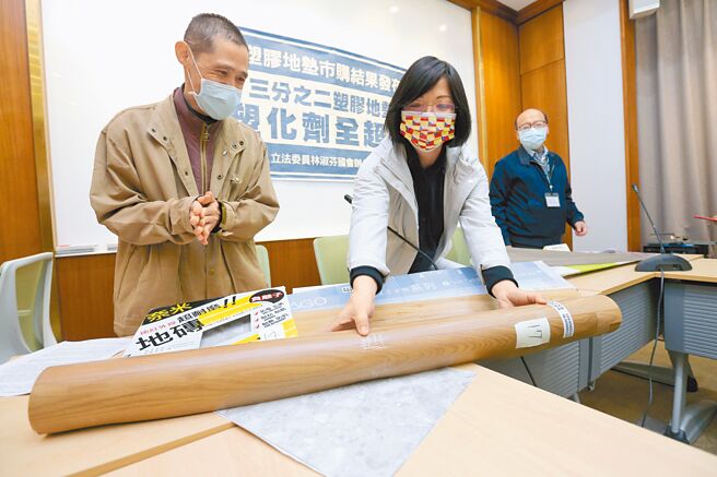 过去塑胶地砖抽验，曾高达3分之2塑化剂超标。（本报资料照片）