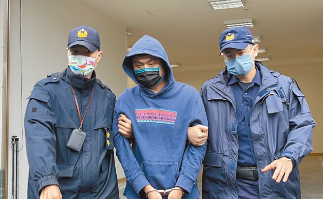 夜店杀警案主嫌之一的曾威豪（中）18日到北检执行科报到，发监执行。（中央社）