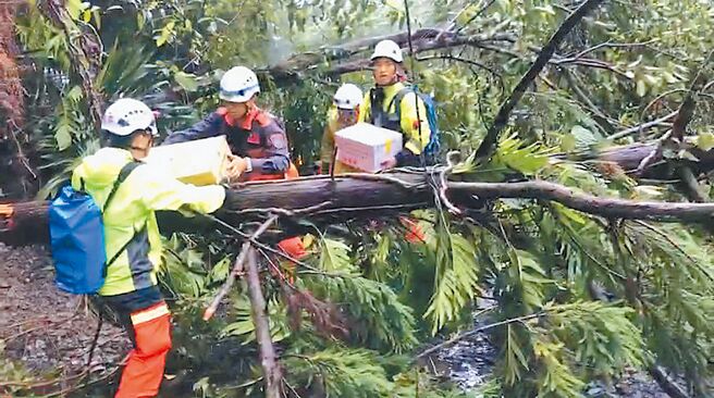 為載運物資、藥品及油料提供受困明池山莊的民眾使用，25位救災人員徒步行走坍崩路段，將物資運送至山莊。（宜蘭縣消防局提供／吳佩蓉宜蘭傳真）