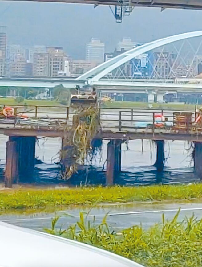 有民眾向台北市议员秦慧珠爆料，北市新工处发包民权大桥上部结构改建工程，厂商便宜行事将废弃物直接倒入基隆河。（台北市议员秦慧珠研究室提供／陈薏云台北传真）