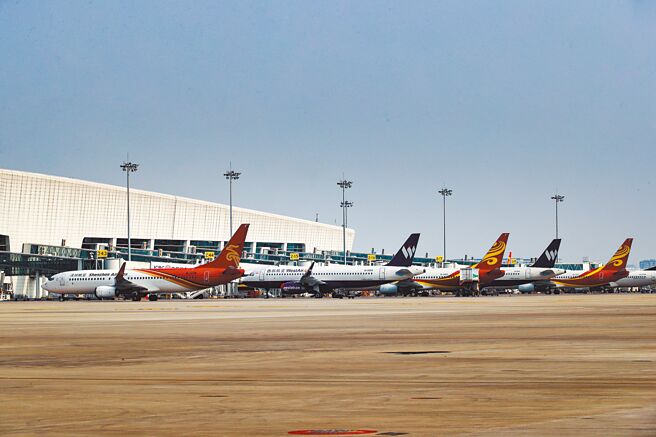 大陆不少航空公司，宣布将于10月底陆续增班国际航线，港媒推测，中共20大后，入境隔离天数有望缩短。图为河南郑州新郑国际机场停机坪。（中新社）