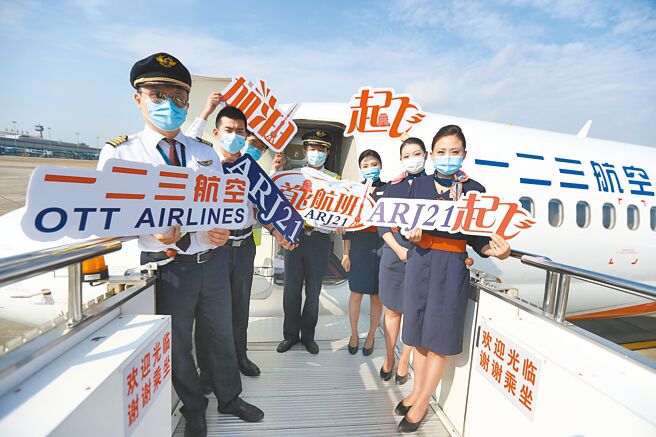 中共二十大16日开幕后，防疫政策会否调整备受关注，虽然中共总书记习近平在政治报告中强调要持续坚持「动态清零」，但其他方面如入境检疫等并非没有逐步松绑可能。图为航班机组成员合影。（中新社）