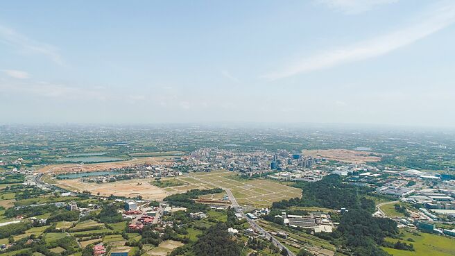 桃園市觀音區草漯第一、三、六區重劃統包工程今年7月底驗收完成，爆出自來水管道至今未能移交台灣自來水公司，遭質疑驗收不實。桃市府新工處說明，台水要求繪製三支距圖，廠商修改繪製中，預計本周完成接水協調。（新建工程處提供／蔡明亘桃園傳真）