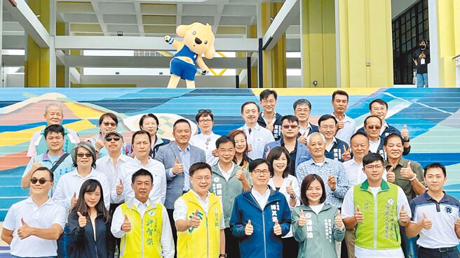 高雄中正技擊館改造成為苓雅運動中心，今年3月營運，市府更結合藝術家、設計團隊完成外牆彩繪，18日正式完工，高雄市長陳其邁（前排中）與民代及官員拍照留念。（柯宗緯攝）