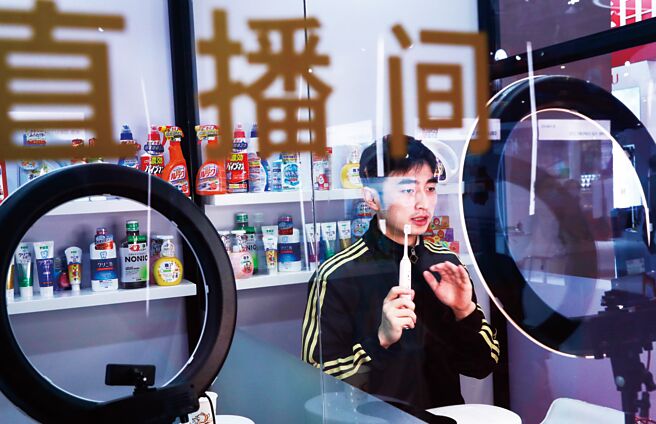 带货直播一度是大陆年轻最爱，如今热度有退却迹象。（中新社）