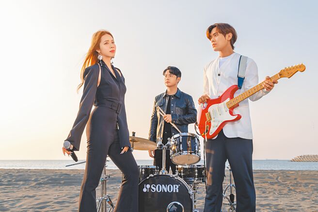 告五人身穿俐落正装拍摄新曲〈在未来的你跟我说声嗨〉MV，优雅魅力喷发。（相信音乐提供）