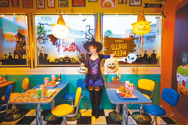 GLORIA OUTLETS华泰名品城在一期广场打造期间限定Drive In「万圣饿鬼餐厅」，有3D立体场照及惊悚快餐料理。（华泰名品城提供）