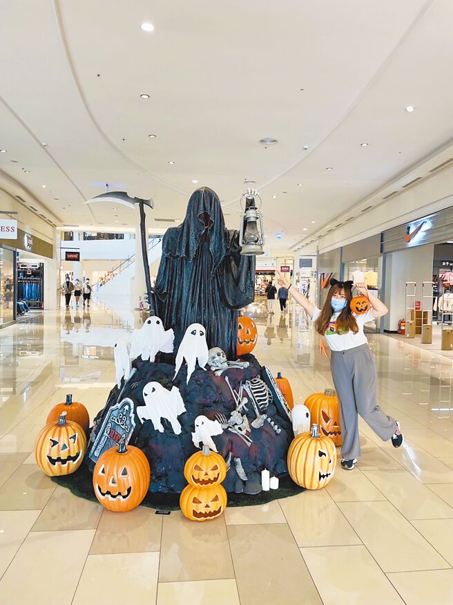 SKM Park Outlets高雄草衙10月30日举办百鬼夜行游行盛事，还有「恶灵禁地召集令」AR实境抓鬼体验。（SKM Park提供）