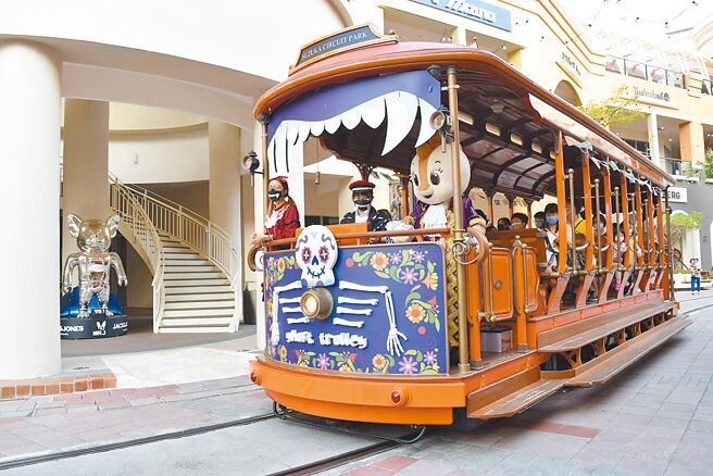 SKM Park Outlets叮叮电车摇身一变「幽灵列车」，营造欢乐诡谲氛围。（SKM Park提供）