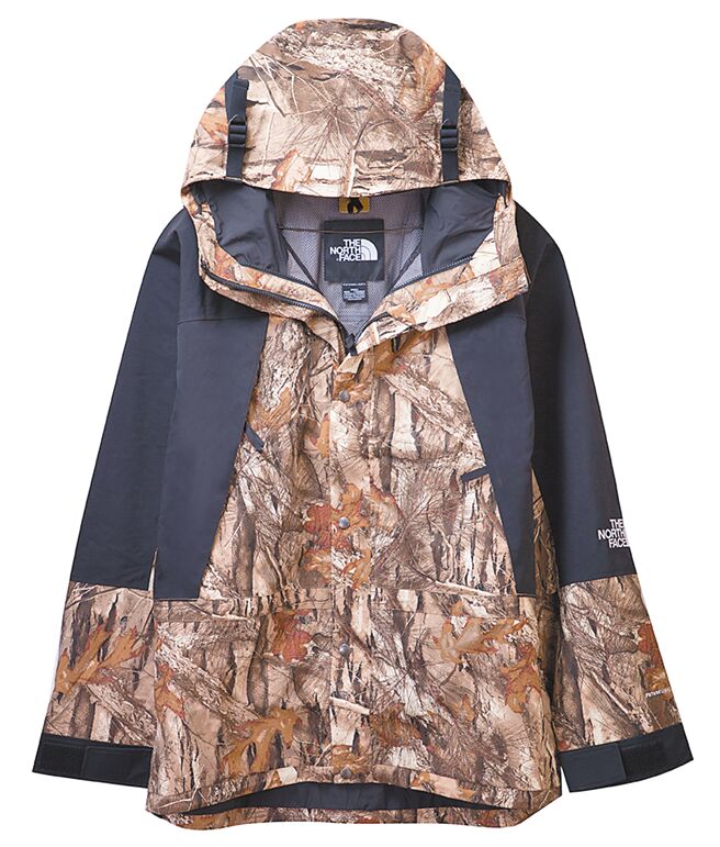 礼客内湖店The North Face印花防水外套，原价1万2880元，特价8890元。（礼客Outlet提供）