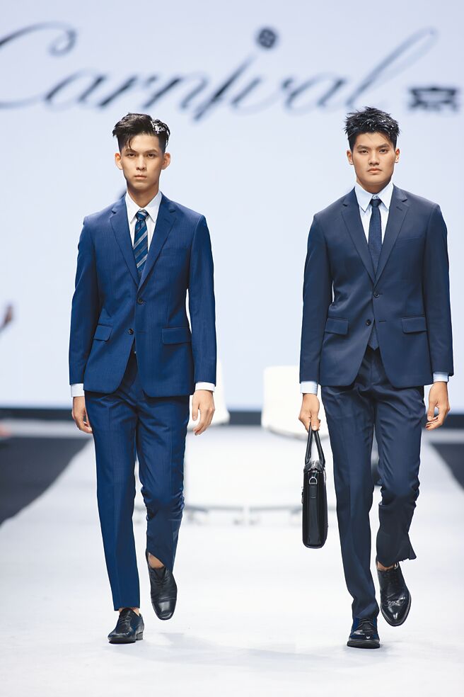 嘉裕西服此次展示的西装使用台湾机能布料，让穿着体验更加清爽。（纺拓会提供）