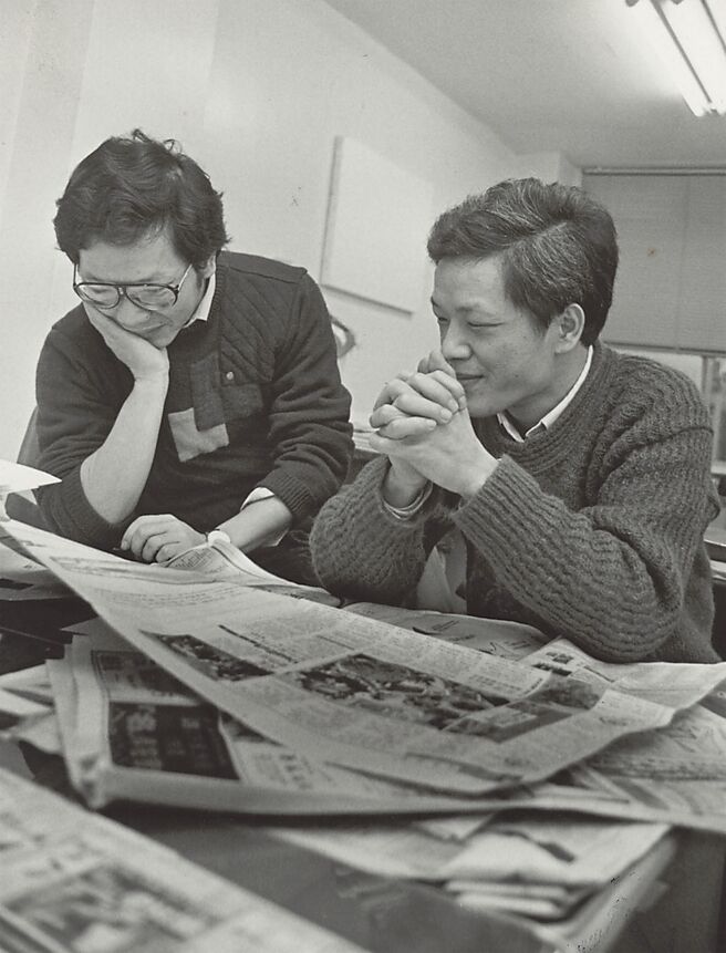 1988年报禁解除，向阳（右）转任《自立晚报》总编辑，与时任《时报周刊》主编的林彧（左）合影。（向阳提供）