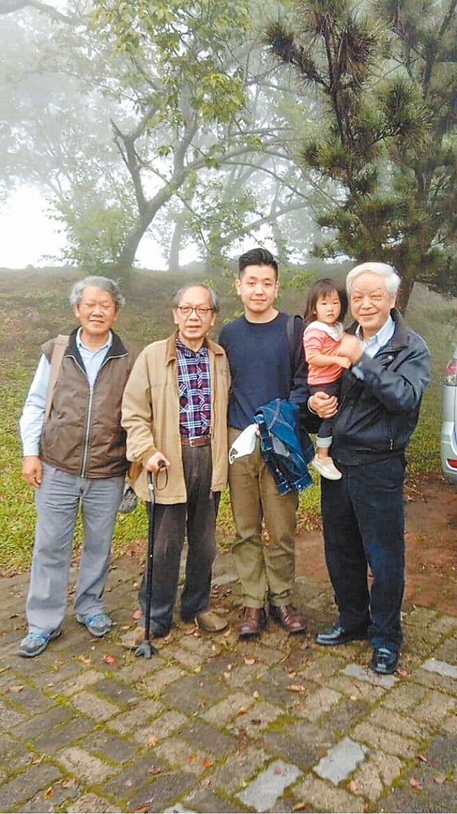 2022年3月，三兄弟合影于鹿谷。左至右：老三林柏维、老二林彧、林彧长子林则安、老大向阳抱着孙女。（向阳提供）