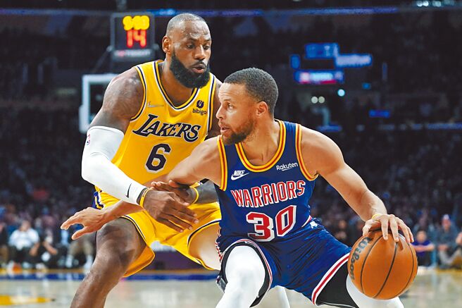 湖人「小皇帝」詹姆斯（左）与勇士神射手史蒂芬柯瑞今天开幕战就要狭路相逢。（美联社）