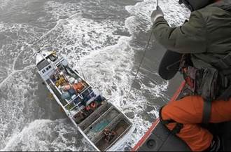 南方澳籍金益順號漁船擱淺 2台籍3印尼籍移工平安獲救