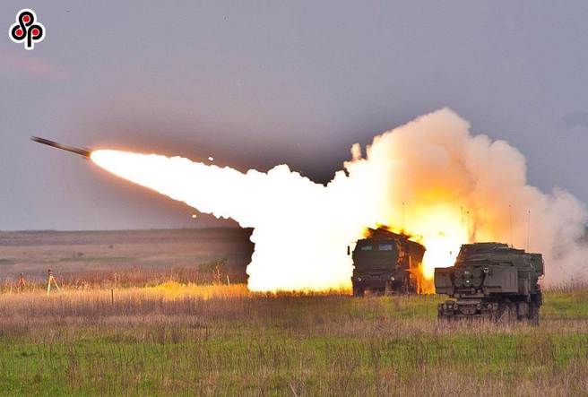 图为美国生产的高机动性多管火箭系统（HIMARS，简称海马斯）。（摘自洛克希德马丁公司官网）