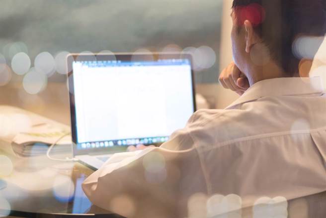 一名32岁电机男想踏入科技业，录取了四大通讯研究所，但担心自己年龄问题恐「毕业即失业」，求救询问自己该不该去念。(示意图／shutterstock)