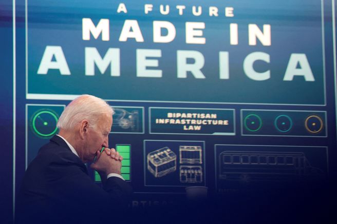 美國總統拜登電池行業贈款獲得者舉行視頻會議活動，與最近的基礎設施計劃有關。（路透社）