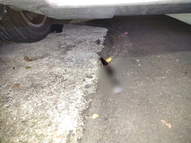 警方于现场查扣一把疑似犯嫌作案用的刀械。(警方提供)
