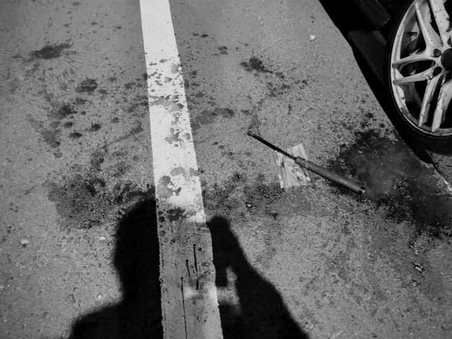 警方于现场查扣一把疑似犯嫌作案用的刀械。(警方提供)