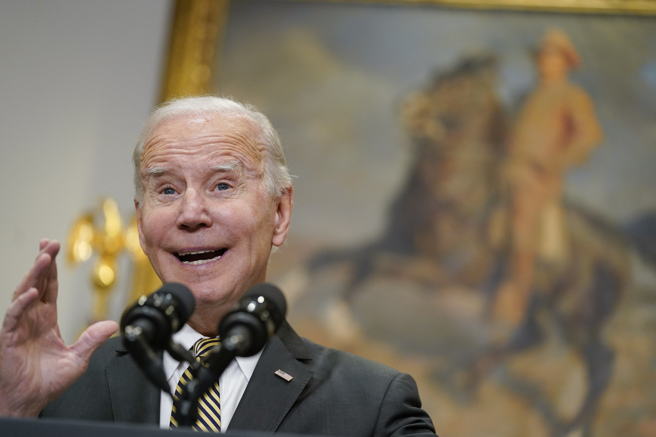 10月20日，美国总统拜登白宫罗斯福厅的一场活动中谈到能源和战略石油储备。（美联社）