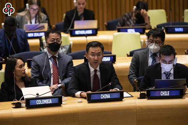 郭晓兵：五个核武大国应率先行动起来。图为9月27日中国常驻联合国副代表耿爽（前中）在纪念「彻底消除核武器国际日」高级别会议上发言。（新华社）