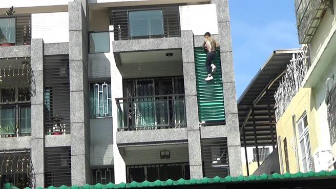 潘姓男移工不愿楠梓后劲配合警方，利用二楼外墙的遮阳板爬上三楼。（翻摄照片／林瑞益高雄传真）