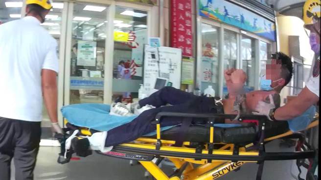 楠梓后劲警方逮捕潘姓男移工后，将他送医。（翻摄照片／林瑞益高雄传真）
