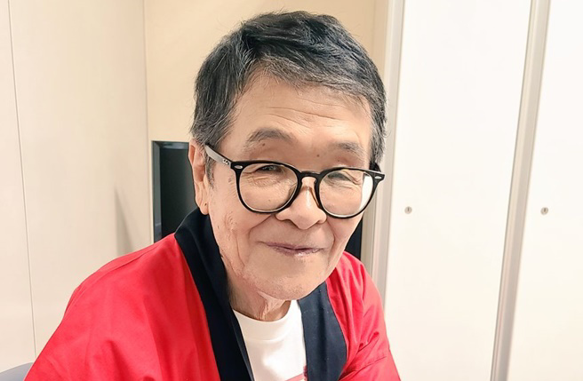 日本知名諧星仲本工事車禍身亡，享壽81歲。(仲本工事推特)