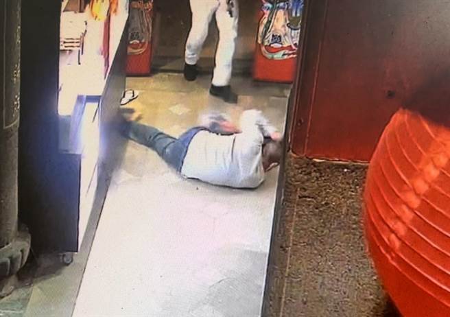 副主委许文旭被打伤腿部，中弹倒地。（陈鸿伟翻摄）