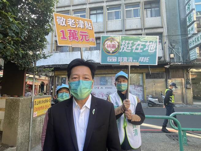 无党籍桃园市长候选人郑宝清赴大溪市场拜票，批蓝绿都是选前赚人民币，选举时才提抗中保台。(吕筱蝉摄)