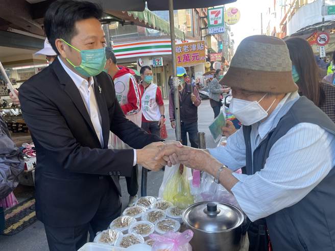 无党籍桃园市长候选人郑宝清赴大溪市场拜票，批蓝绿都是选前赚人民币，选举时才提抗中保台。(吕筱蝉摄)